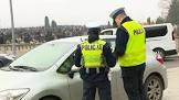 Policjanci ruchu drogowego kontrolują pojazd przy cmenatzru