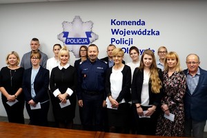 Komendant Wojewódzki z pracownikami cywilnymi KWP w Olsztynie