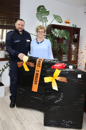 Komendant Powiatowy Policji w Gołdapi otrzymuje materiały edukacyjne od Starosty Gołdapskiego