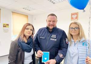 Komendant Powiatowy Policji w Gołdapi podczas Światowego Dnia Świadomości Autyzmu