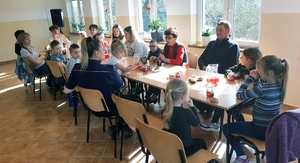 Policjantka na spotkaniu z dziećmi i młodzieżą w świetlicy wiejskiej w Kozakach