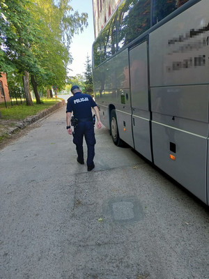 Kontrola autobusu przez policjantów i spotkanie z dziećmi