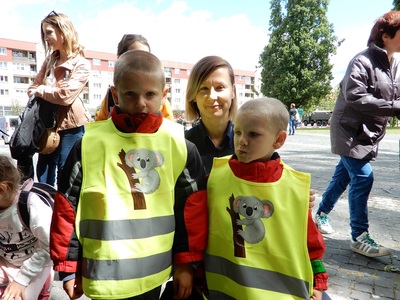 Policjantka na obchodach Święta Pułku