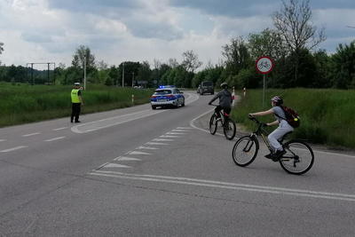 policjant podczas zabezpieczania rajdu