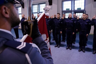 Poczet sztandarowy i ślubujący policjanci