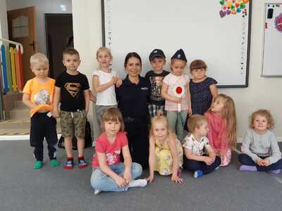 Policjant z dziećmi podczas pogadanki w szkole nt. bezpiecznych wakacji