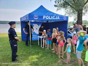 Policjanci podczas pikniku na Plaży Miejskiej w Gołdapi