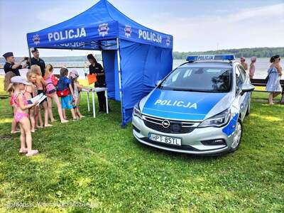 Policjanci podczas pikniku na Plaży Miejskiej w Gołdapi