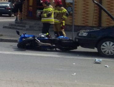 Policjanci pracujący na miejscu zdarzenia drogowego