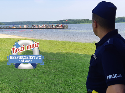 Policjant na plaży miejskiej podczas kontroli akwenu w ramach akcji "kręci mnie bezpieczeństwo nad wodą"