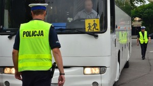 Policjant podczas kontroli autobusu
