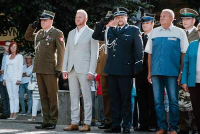 Komendant Powiatowy Policji w Gołdapi insp. Dariusz Stachelek podczas obchodów Powstania Warszawskiego