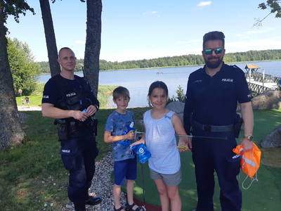 Policjanci promujący bezpieczne zachowanie nad wodą