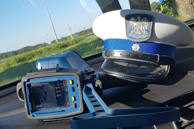 laser i czapka policjanta RD