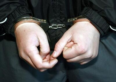 Kajdanki założone na ręce z przodu