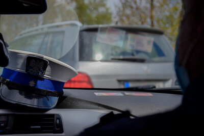 Policjanci RD zatrzymują pojazd do kontroli