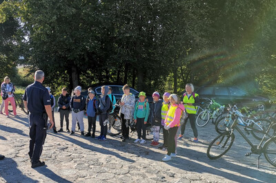 Policjanci promują bezpieczeństwo wśród najmłodszych rowerzystów