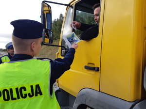 Gołdapscy policjanci podczas działań na rzecz kampanii Roadpol safety days.