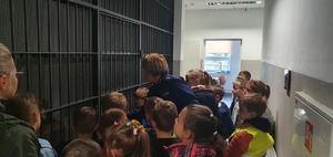 Wizyta uczniów II klasy w budynku Komendy Powiatowej Policji w Gołdapi