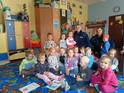 Policjanci podczas pogadanek w szkole