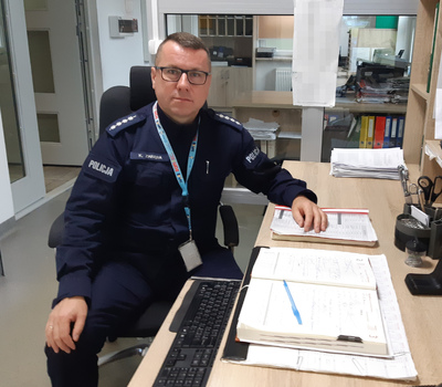 Asp. szt. Krzysztof Zaręba z małymi sportowcami z Akademii Piłkarskiej