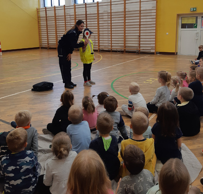 Policjanci podczas rozmowy profilaktycznej z dziećmi i młodzieżą w szkole