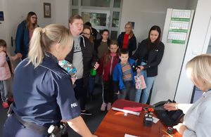 Uczniowie z wizytą w budynku Komendy Powiatowej Policji w Gołdapi