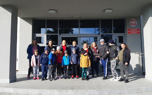 Uczniowie  z wizytą w budynku Komendy Powiatowej Policji w Gołdapi