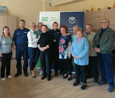 Policjanci podczas spotkania z seniorami