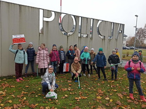 Policjanci z dziećmi w Komendzie Powiatowej Policji w Gołdapi