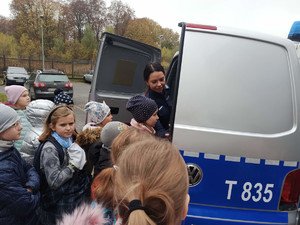 Policjanci z dziećmi w Komendzie Powiatowej Policji w Gołdapi