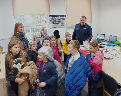Policjanci z dziećmi w Komendzie Powiatowej Policji w Gołdapi