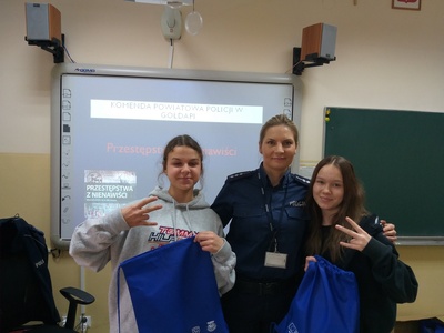 Policjantka rozmawiająca z młodzieżą o przestępstwach popełnianych na tle nienawiści