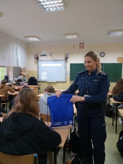 Policjantka rozmawiająca z młodzieżą o przestępstwach popełnianych na tle nienawiści