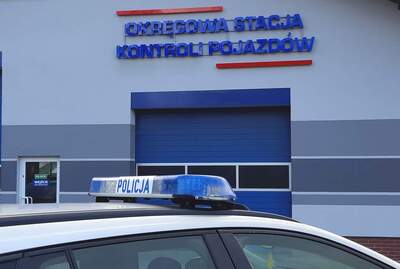 Radiowóz na tle Stacji Kontroli pojazdów