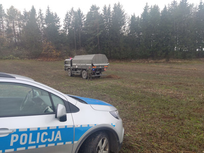 Patrol saperski podejmujący bombę od policjantów