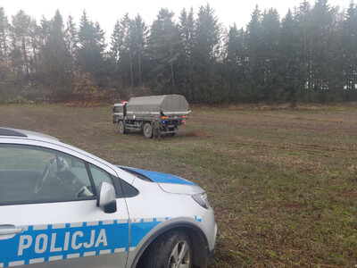 Patrol saperski podejmujący bombę od policjantów