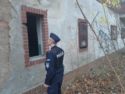 Policjant przy pustostanie