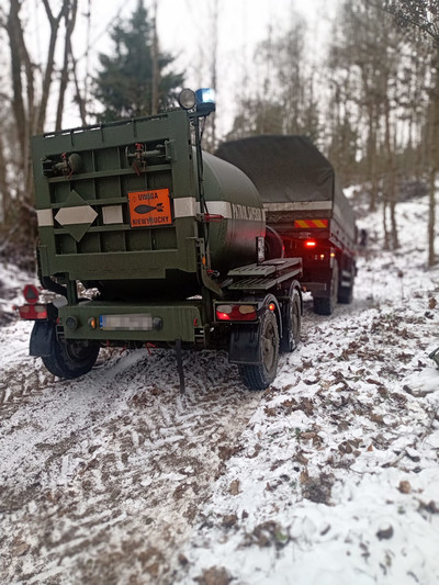 Patrol Saperski podczas podejmowania pocisku z czasów II wojny światowej