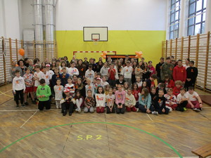Uczniowie i nauczyciele ze Szkoły Podstawowej numer 2 w Gołdapi
