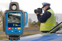 Policjant dokonujący pomiaru prędkości