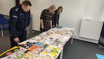 Jury podczas rozstrzygnięcia konkursu plastycznego