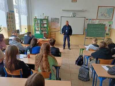 Policjant podczas pogadanki z dziećmi