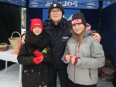 Policjanci podczas spotkania w trakcie Jarmarku Bożonarodzeniowego w Gołdapi