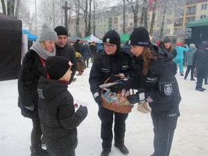 Policjanci podczas spotkania w trakcie Jarmarku Bożonarodzeniowego w Gołdapi