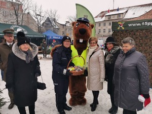 Policjanci podczas spotkania w trakcie Jarmarku Bożonarodzeniowego w Gołdapi