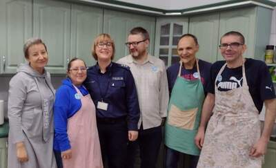 Policjantka podczas akcji "Białej Wstążki" w WTZ Caritas w Gołdapi