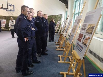 Policjanci oglądający wystawę