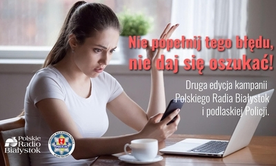 Kobieta siedząca przed komputerem