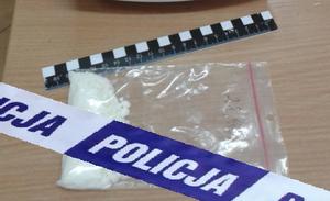 narkotyki i taśma z napisem policja